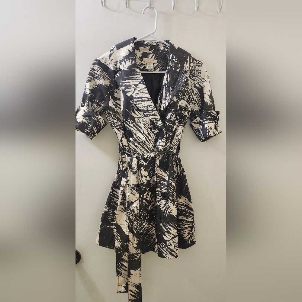 Vertigo‎ Paris Elegant Black and Cream Women's Jacket, Size Small.